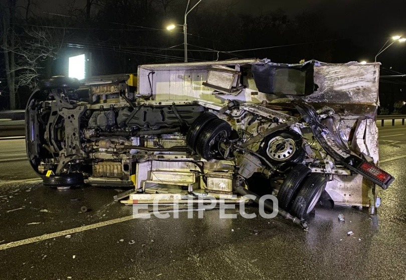 На Шулявке авто влетело в грузовик "Киевтеплоэнерго": есть пострадавшие фото 3 2