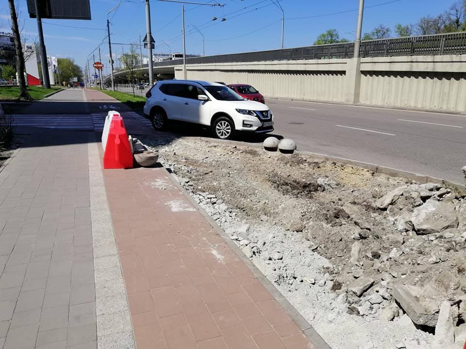 Полный беспредел: на Нивках неизвестные демонтировали велодорожку фото 1