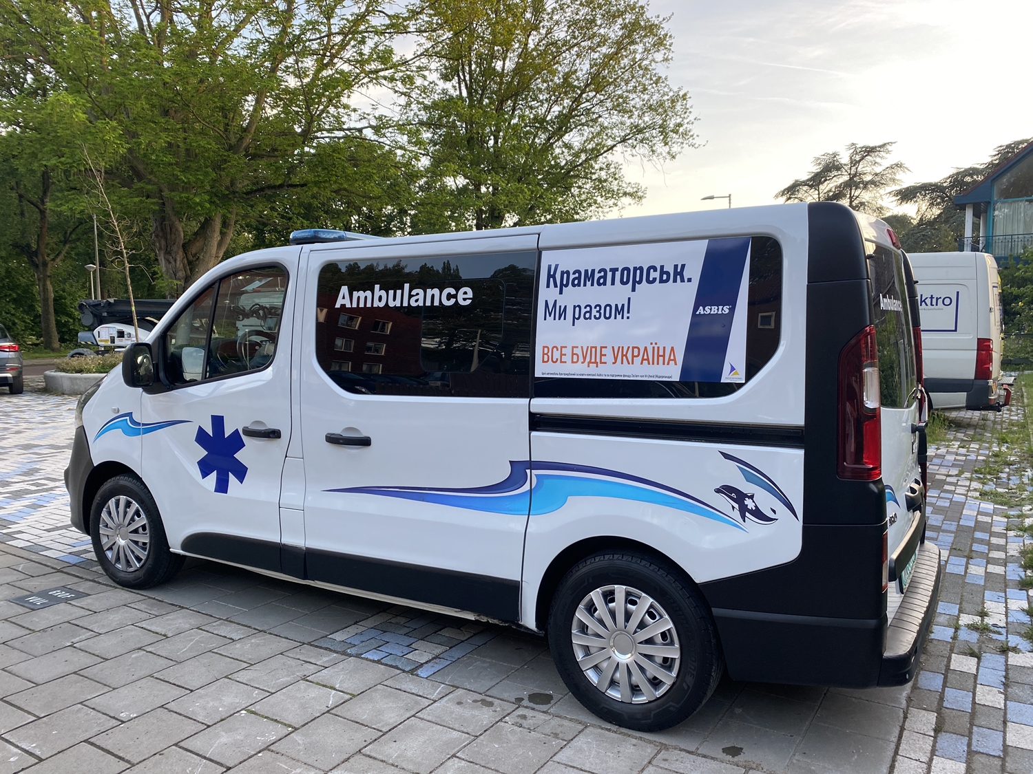 ASBIS передала Україні ще 10 автомобілів швидкої допомоги.