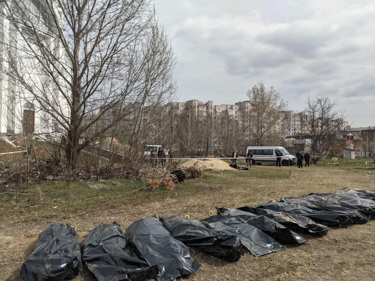 В Буче началась эксгумация тел из братской могилы: часть уже осмотрели.