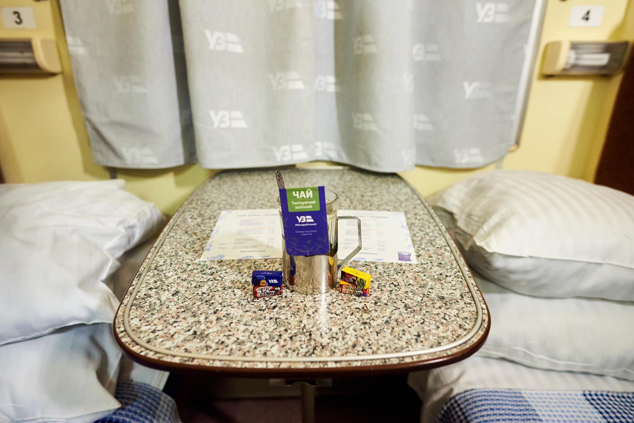 УЗ обновила меню чая и кофе и возвращает в поезда подстаканники. || Фото: Укрзалізниця