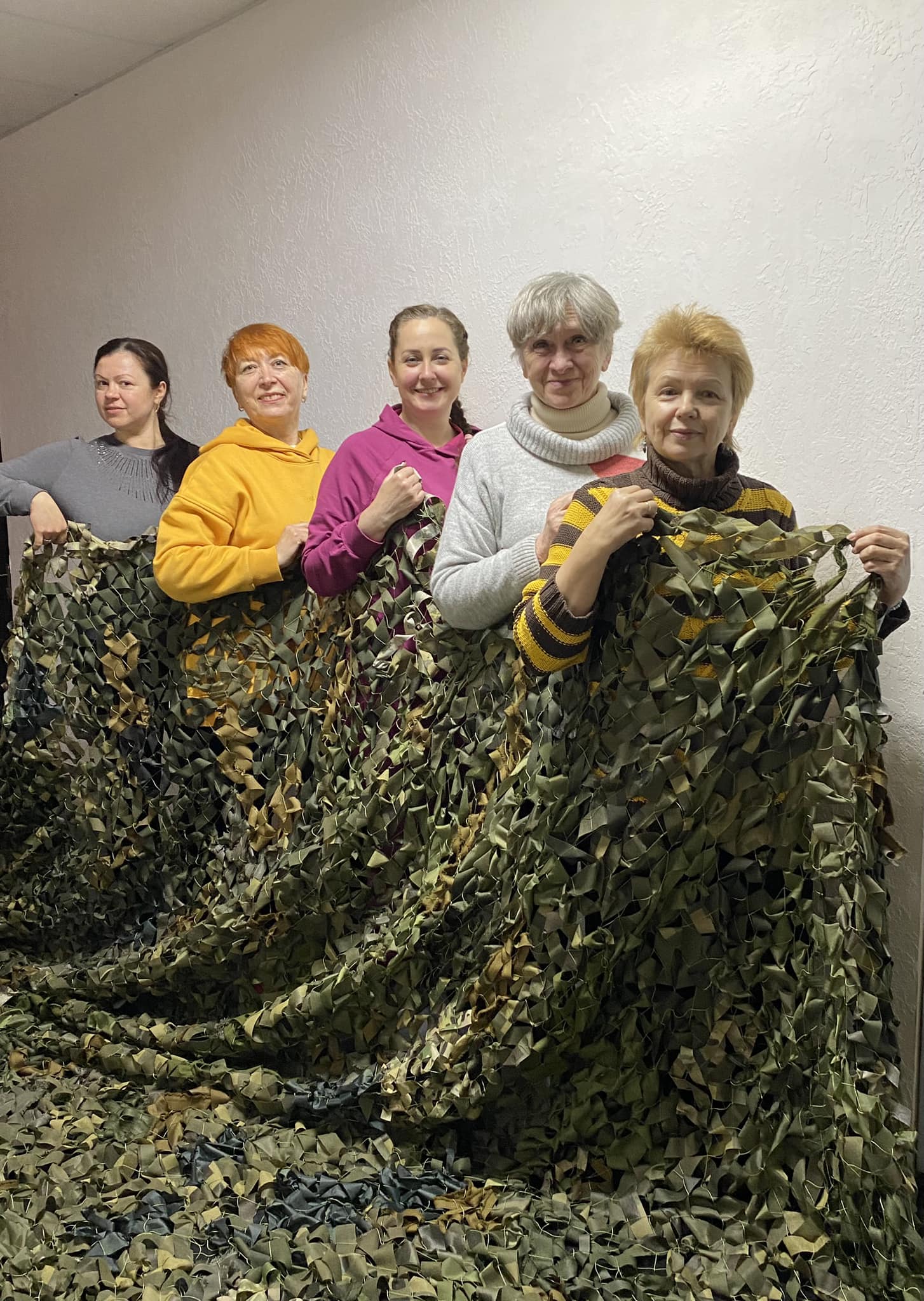 В Киеве ищут волонтеров для плетения маскировочных сеток для ВСУ. || Фото: facebook.com/drozd.nina