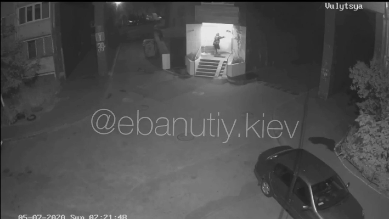 Почти Пикассо: на Теремках неадекват "разукрасил" краской подъезд фото 3 2