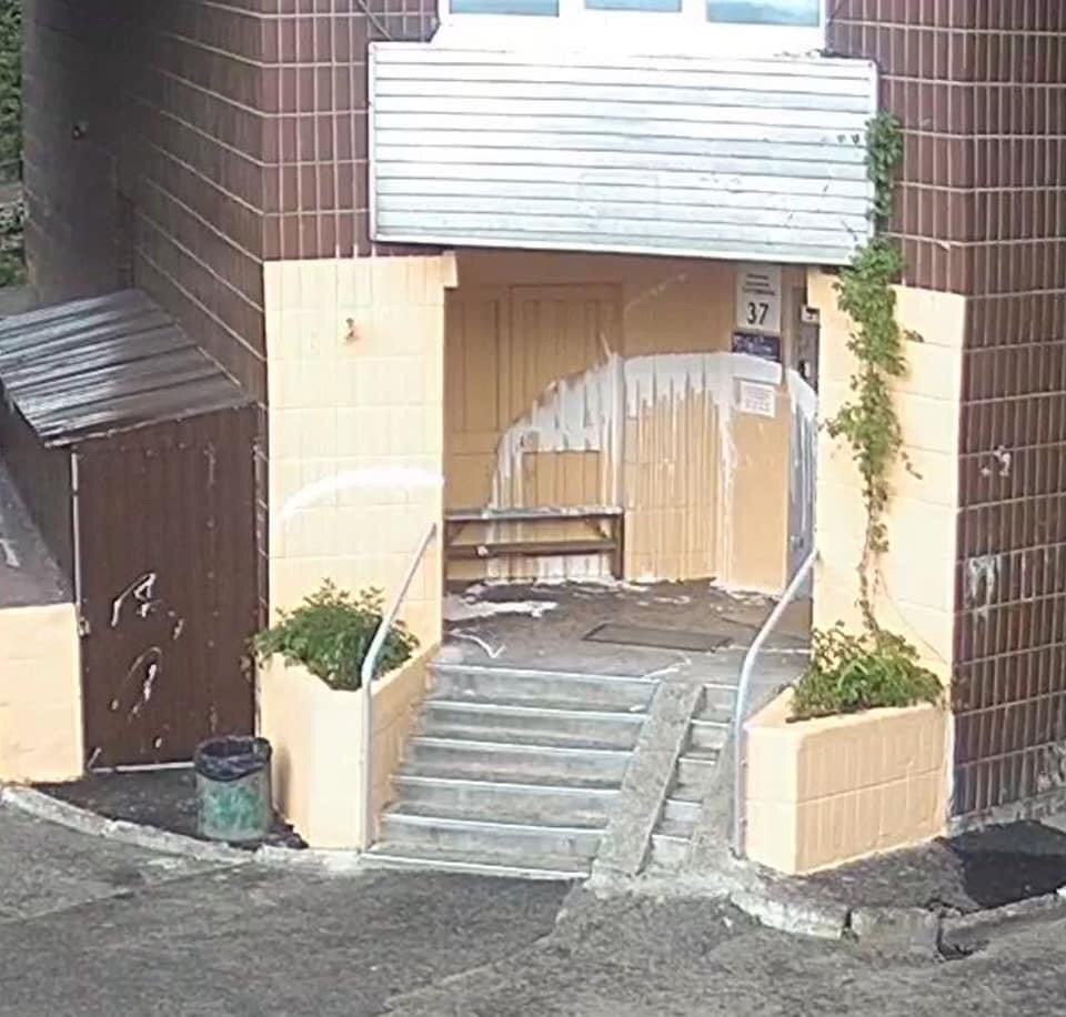 Почти Пикассо: на Теремках неадекват "разукрасил" краской подъезд фото 1