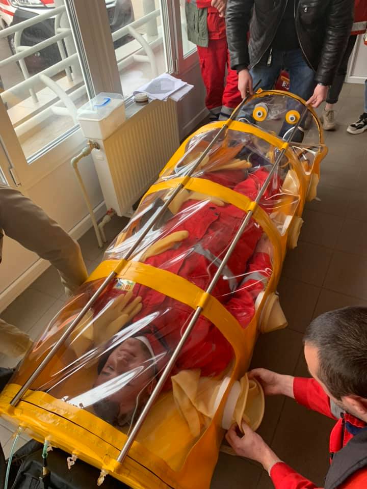 Обезопасили: в Украине изготовили капсулу для транспортировки больных Covid-19 фото 2 1