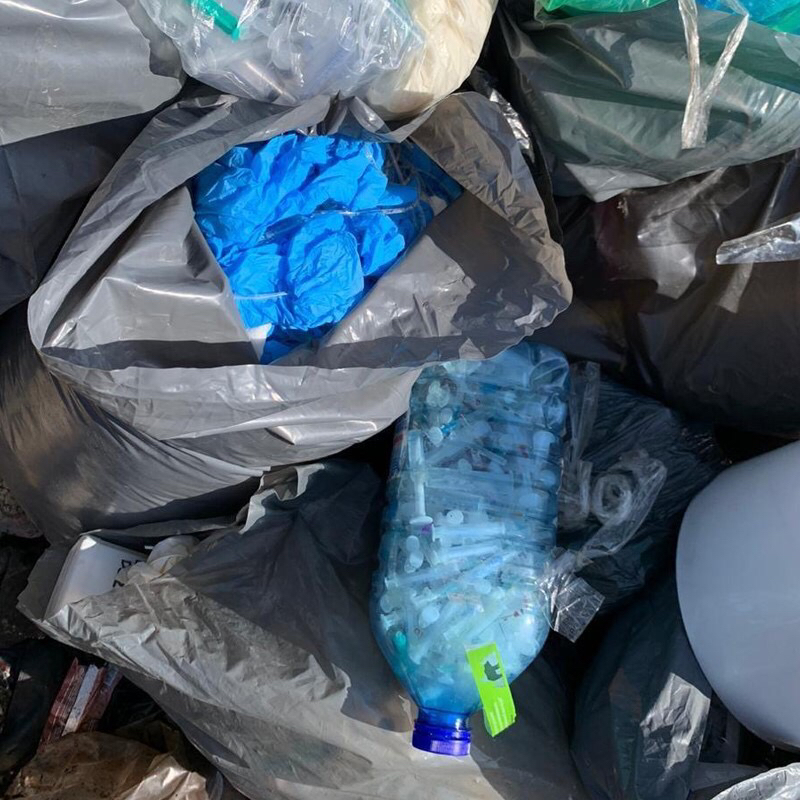 В одной куче: под Киевом нашли свалку медицинских отходов фото 2 1