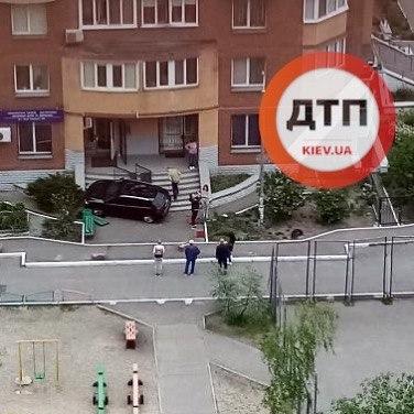 Перепутала педали: на Позняках женщина запарковалась на ступеньках подъезда фото 1