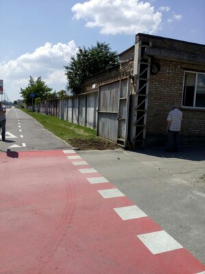 Исправились: на Нивках убрали ворота, которые мешали велосипедистам фото 1