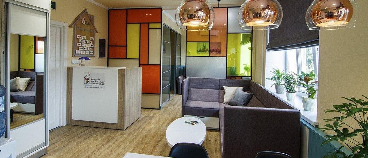 Не лише в коридорах: де в українських лікарнях можуть перебувати батьки хворих дітей фото 6 5