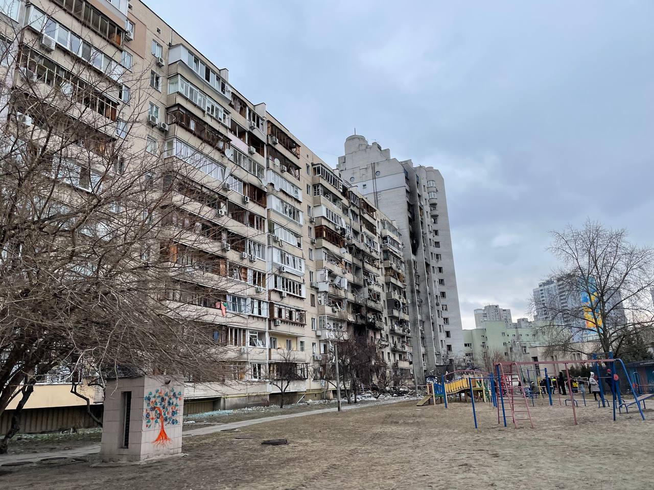 В сети показали, как на Позняках отремонтировали поврежденную ракетой высотку фото 1