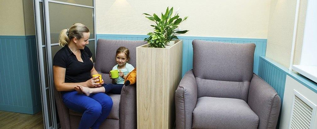 Не лише в коридорах: де в українських лікарнях можуть перебувати батьки хворих дітей фото 7 6