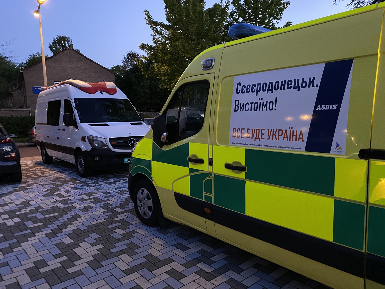 ASBIS передала Україні ще 10 автомобілів швидкої допомоги.