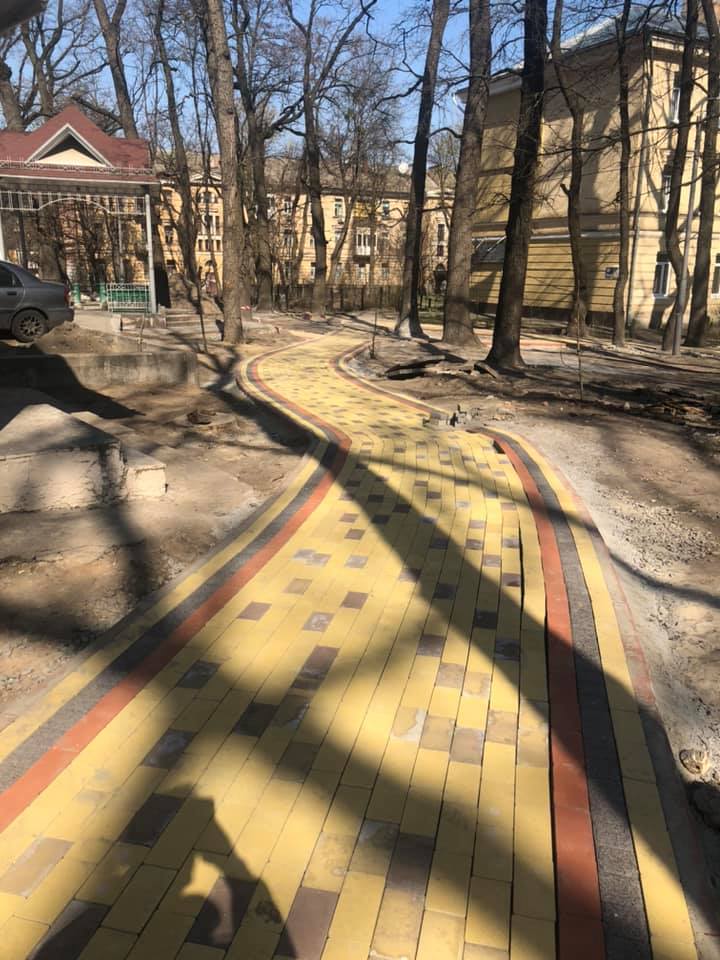 Местным на радость: на Соломенке обустраивают сквер с детской площадкой фото 1