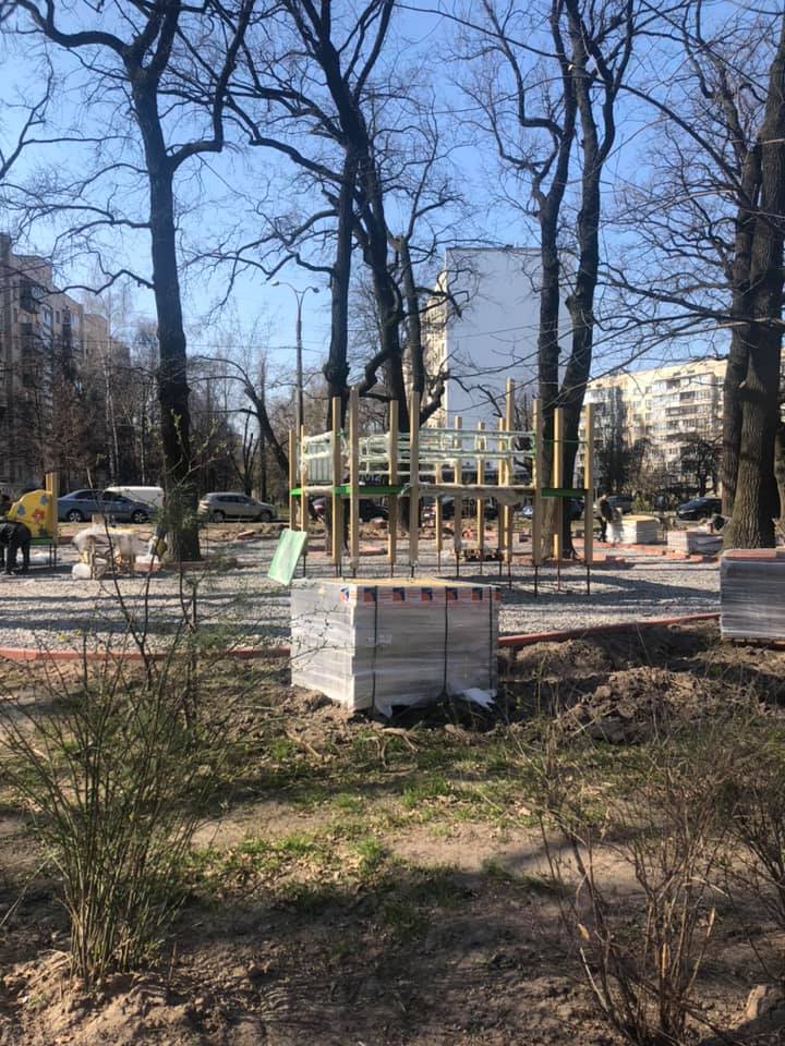 Местным на радость: на Соломенке обустраивают сквер с детской площадкой фото 2 1