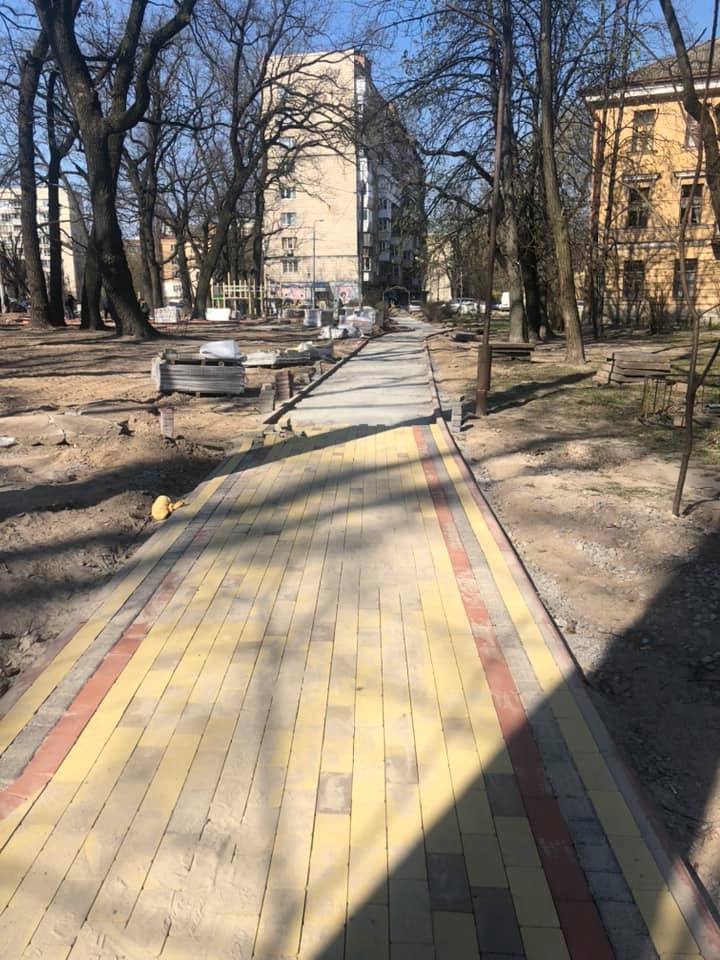 Местным на радость: на Соломенке обустраивают сквер с детской площадкой фото 3 2