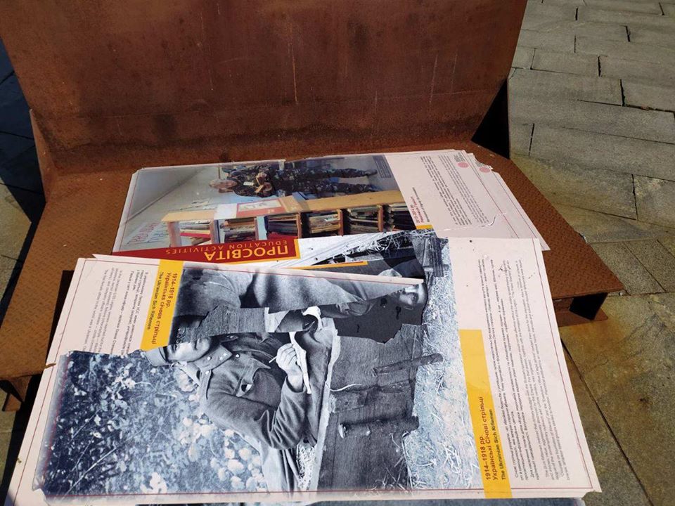 Думали на вандалов: в центре Киева ветер разрушил фотовыставку фото 1