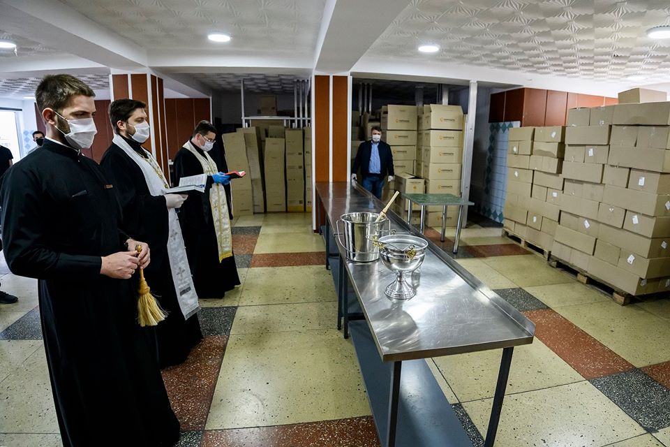 Готовятся: в Киеве освятили тысячи пасхальных куличей фото 1