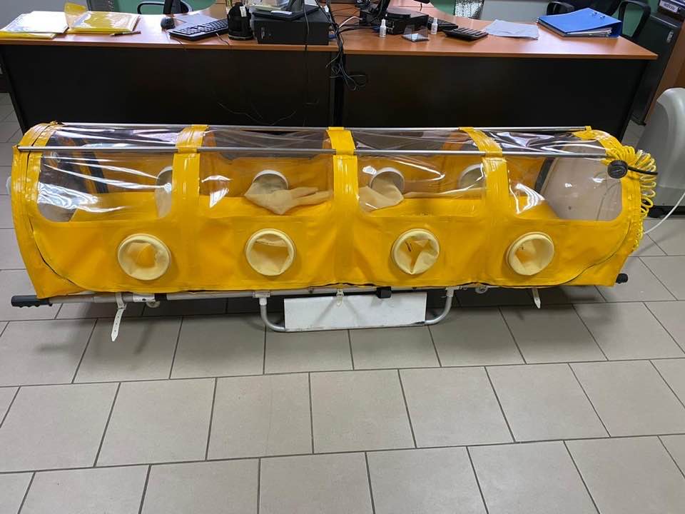 Обезопасили: в Украине изготовили капсулу для транспортировки больных Covid-19 фото 1