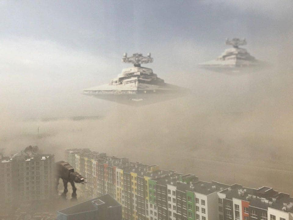 Война миров и Годзилла: в сети шутят насчет пыльной бури в Киеве фото 4 3