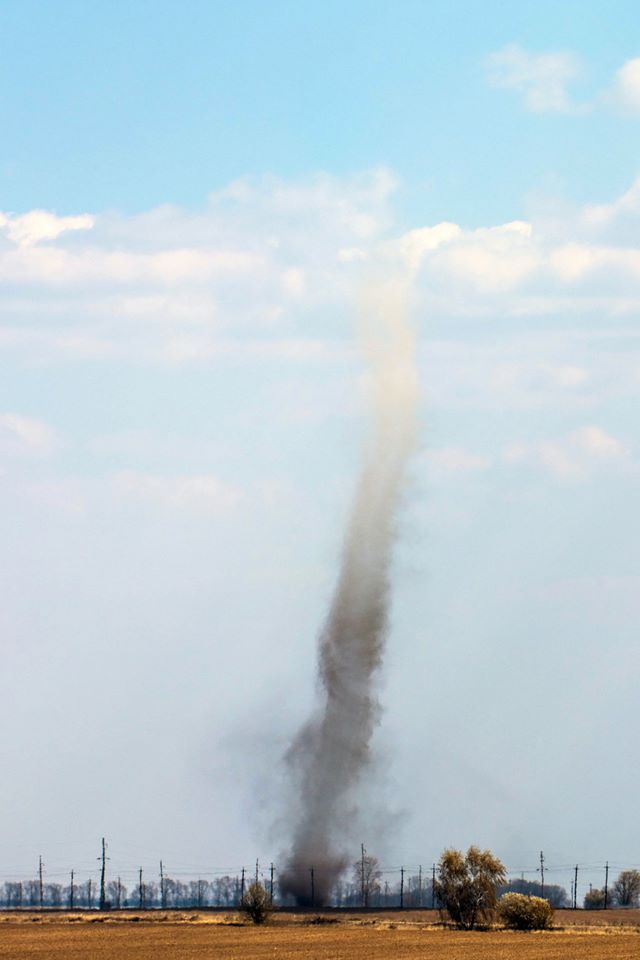 Вслед за бурей: под Киевом заметили несколько пыльных вихрей фото 3 2