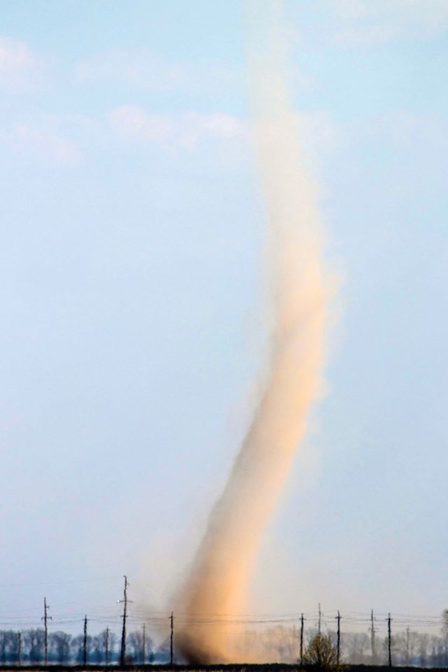Вслед за бурей: под Киевом заметили несколько пыльных вихрей фото 2 1