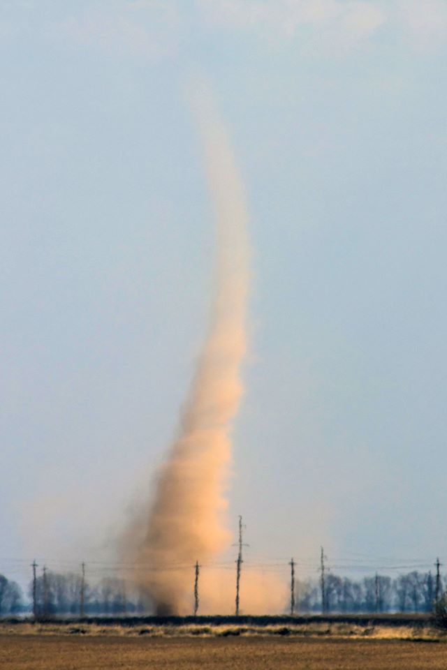 Вслед за бурей: под Киевом заметили несколько пыльных вихрей фото 1