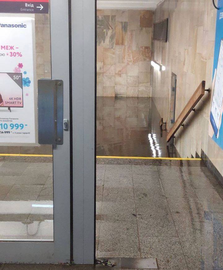 Гроза в Киеве: станцию "Героев Днепра" затопило  фото 1