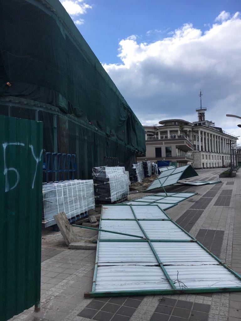 Непринципові: на Поштовій площі активісти вимагали хабар від власників нежитлового будинку фото 2 1