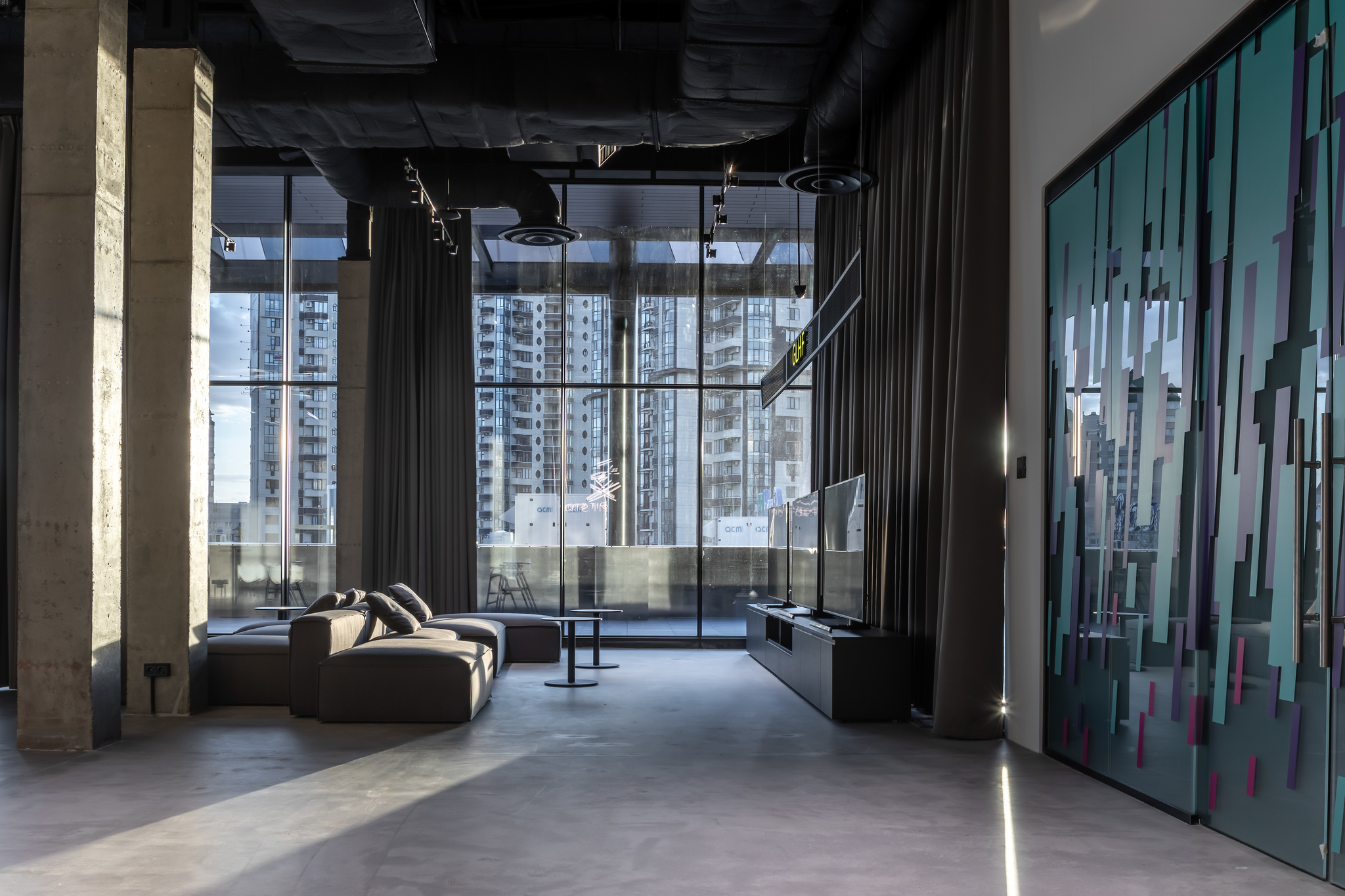 У центрі Києва відкривається PMHUB - хол з панорамною терасою і відкритим дахом для заходів фото 2 1