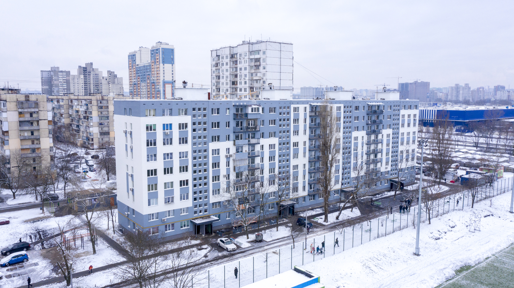 Как восстанавливают поврежденные ракетами дома на Лобановского и Богатырской.