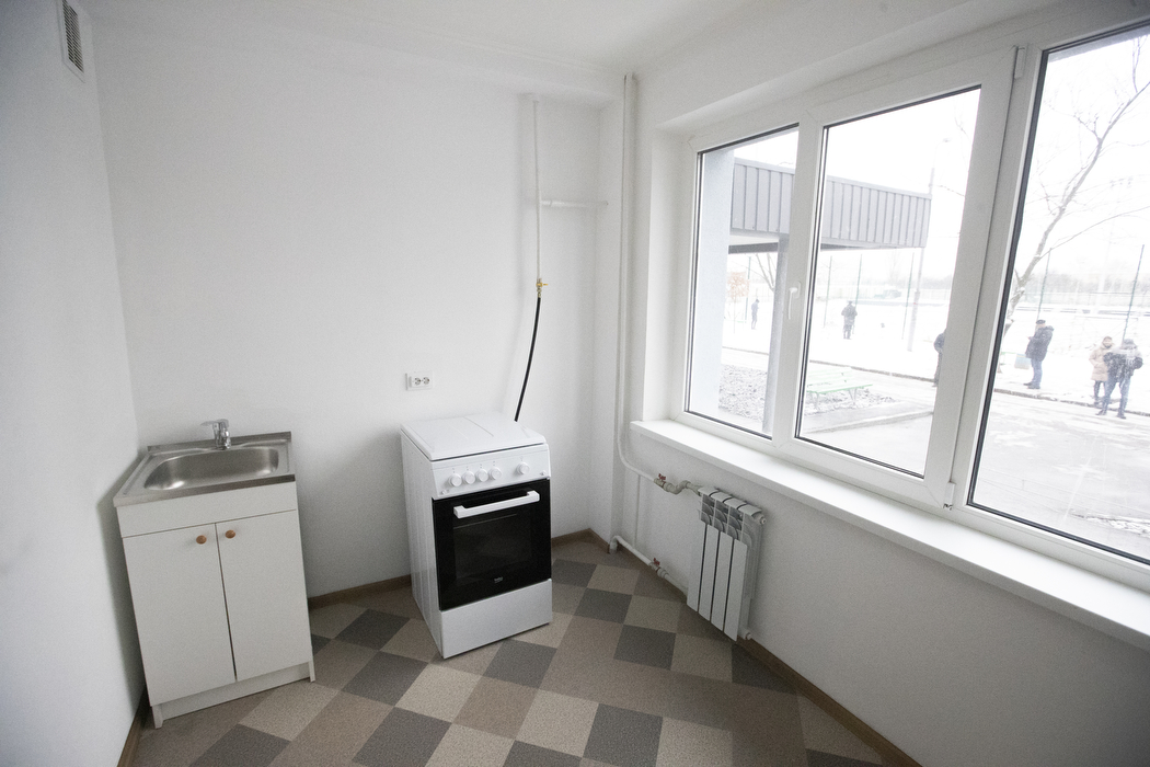 Как восстанавливают поврежденные ракетами дома на Лобановского и Богатырской.