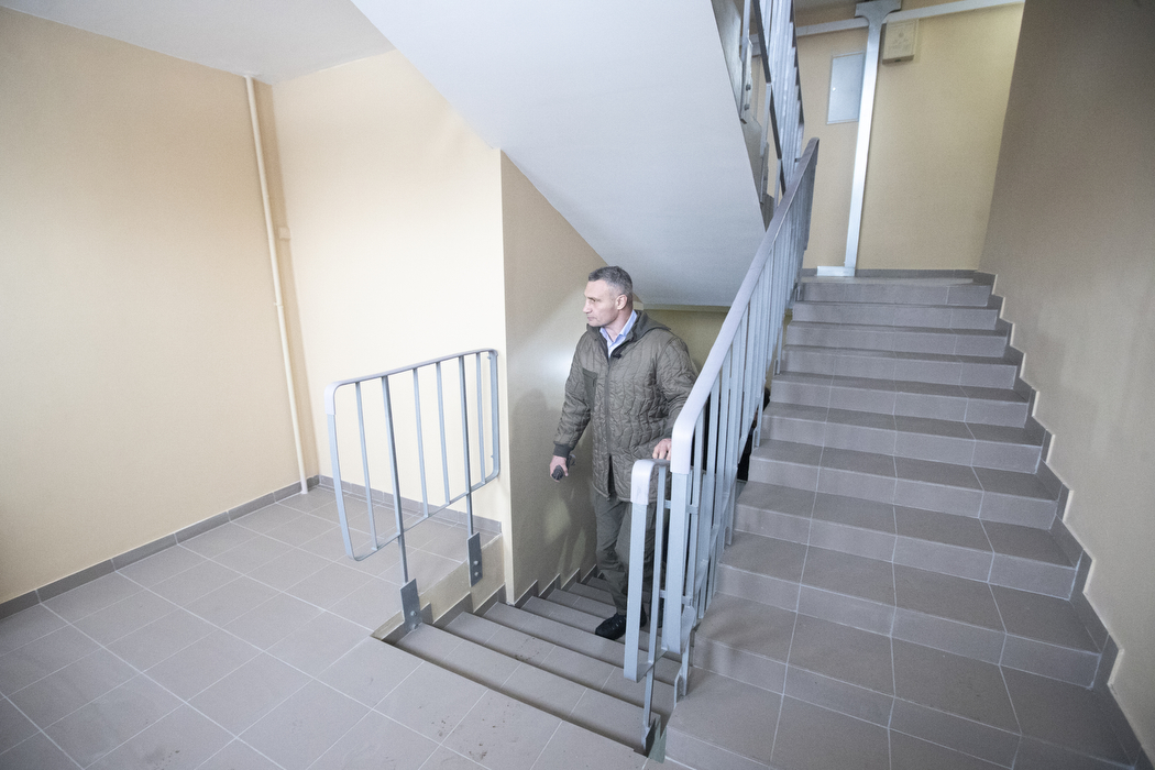 Как восстанавливают поврежденные ракетами дома на Лобановского и Богатырской.