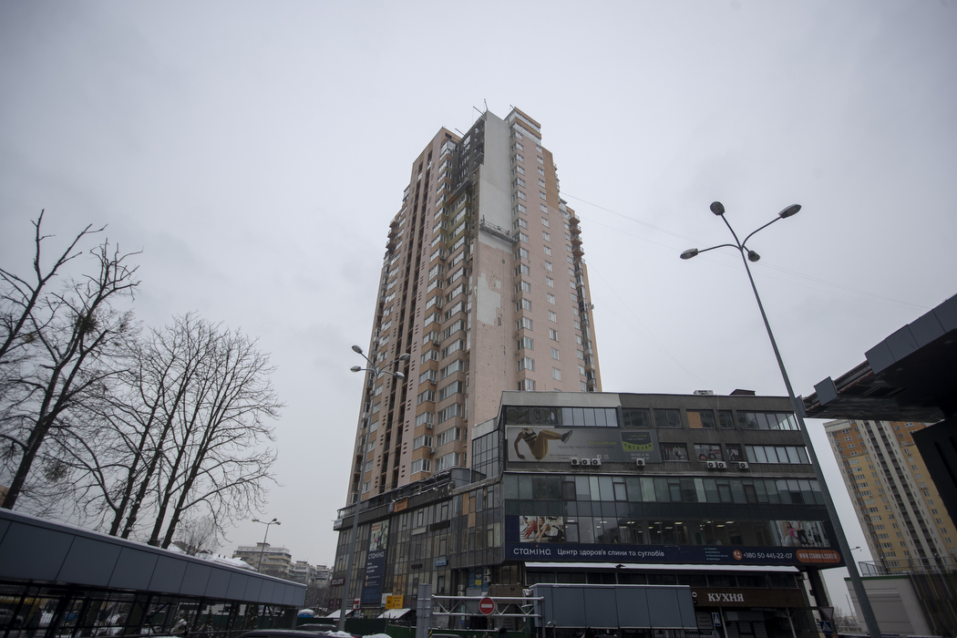 Как восстанавливают поврежденные ракетами дома на Лобановского и Богатырской.