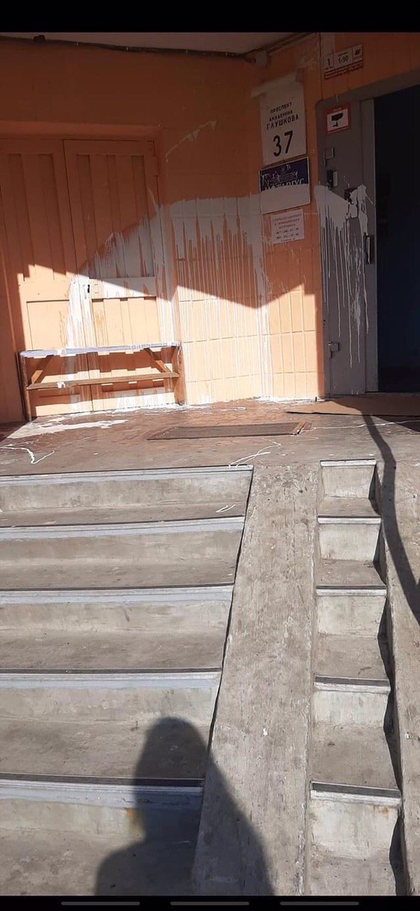 Почти Пикассо: на Теремках неадекват "разукрасил" краской подъезд фото 2 1