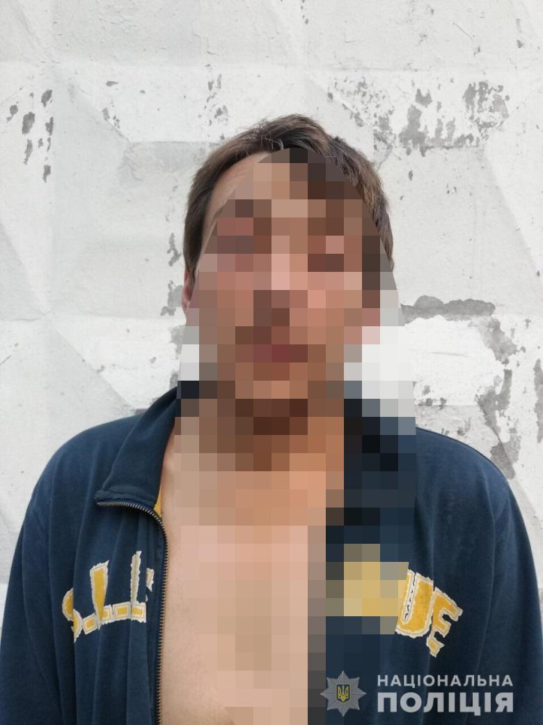 Хитрый ход: на левом берегу грабитель вынес с заправки бутылки с машинным маслом фото 1