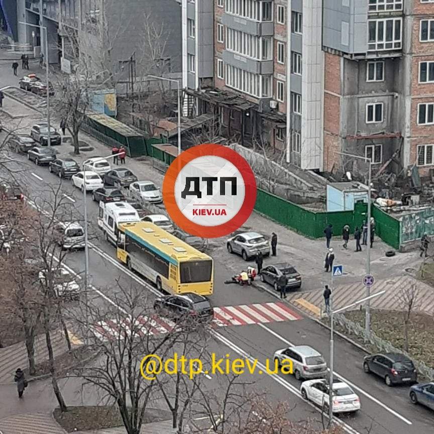 Поздно заметил: на Березняках автобус сбил пешехода на "зебре" фото 1