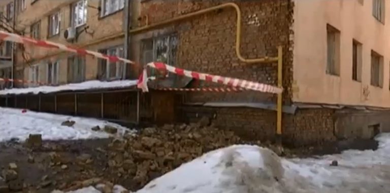 Береги голову: на Нивках рушится стена общежития фото 1