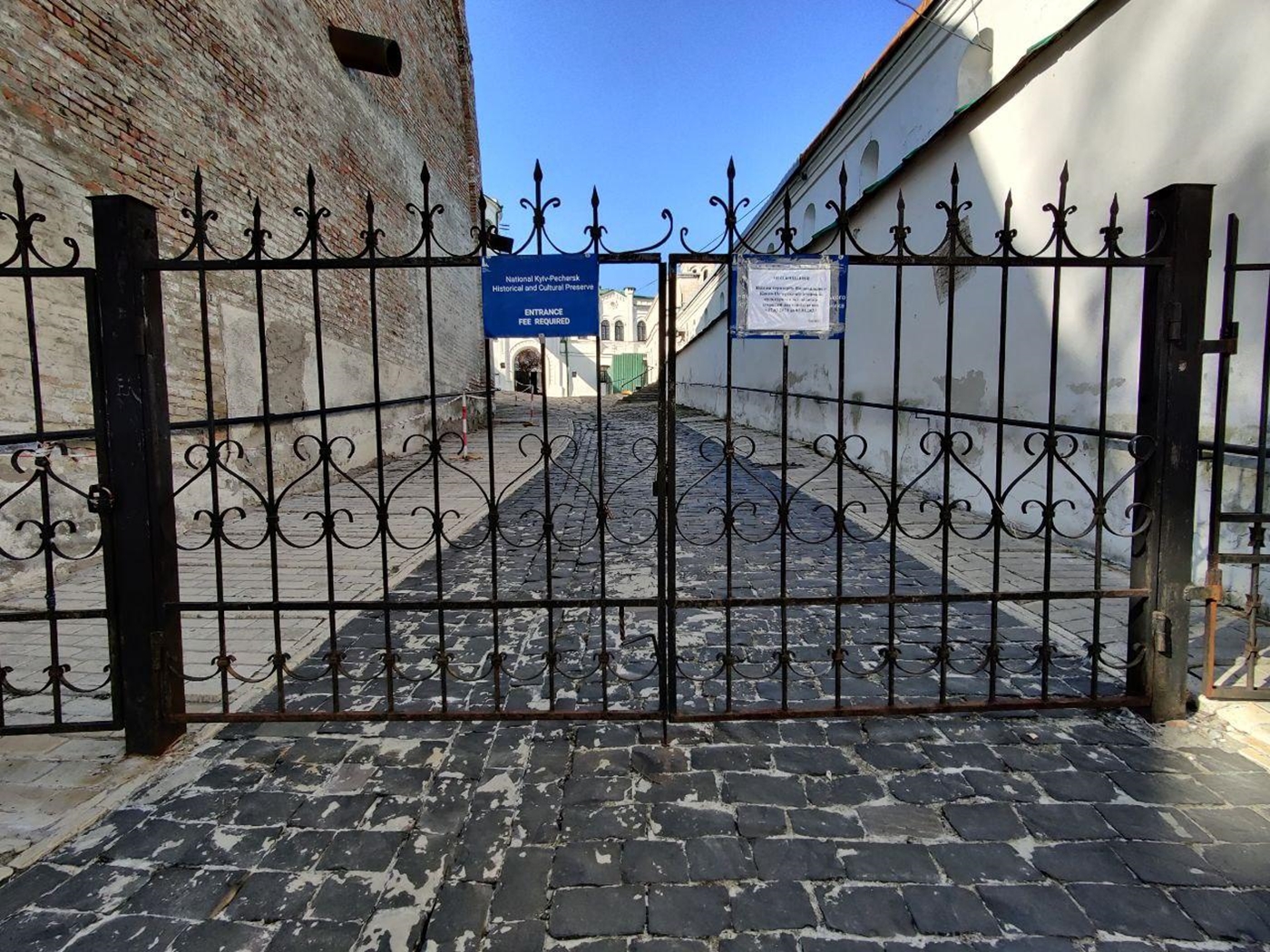 Фоторепортаж: как вчера работали банки и церкви