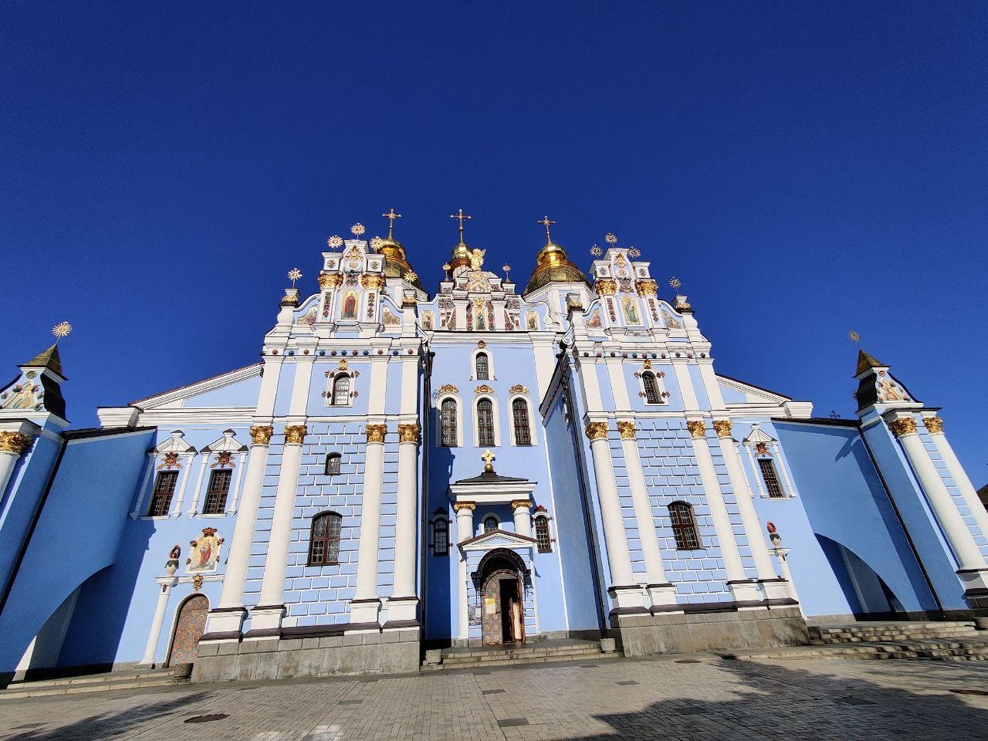 Фоторепортаж: как вчера работали банки и церкви