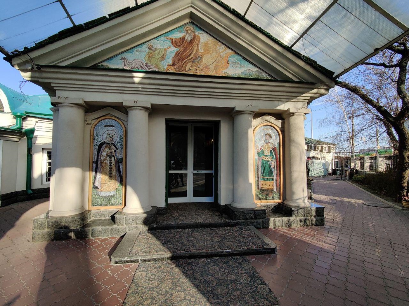 Фоторепортаж: как вчера работали банки и церкви