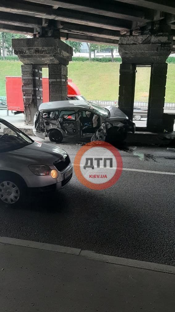 Возле "Берестейской" произошло ДТП с фурой, загруженной газоблоками: есть пострадавшие фото 1