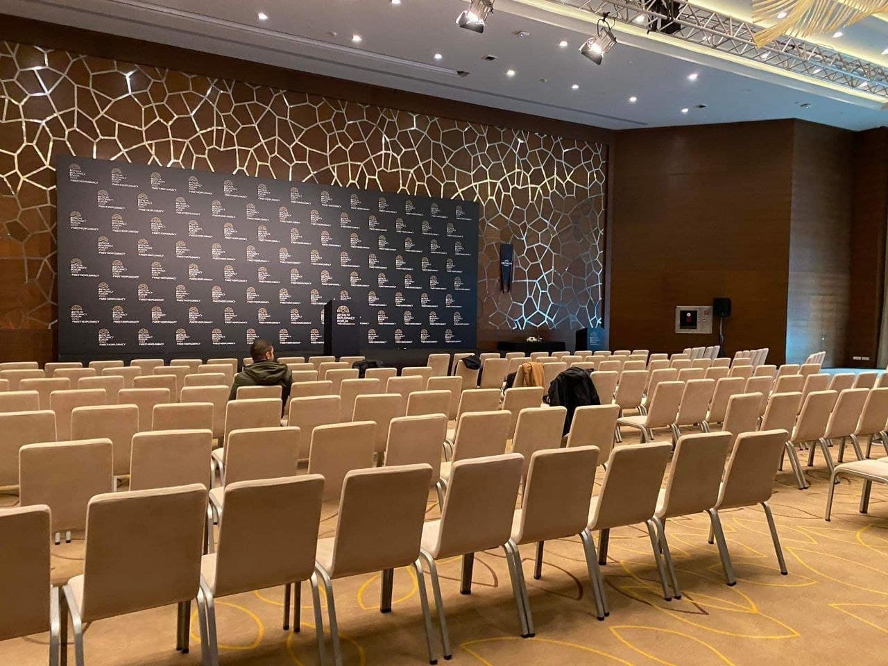 Зал для брифінгу Дмитра Кулеби - фото: "Україна 24"