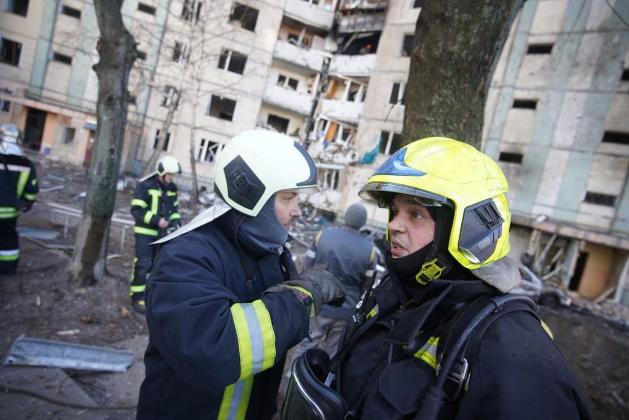 У Києві уламки ракети потрапили до житлового будинку.