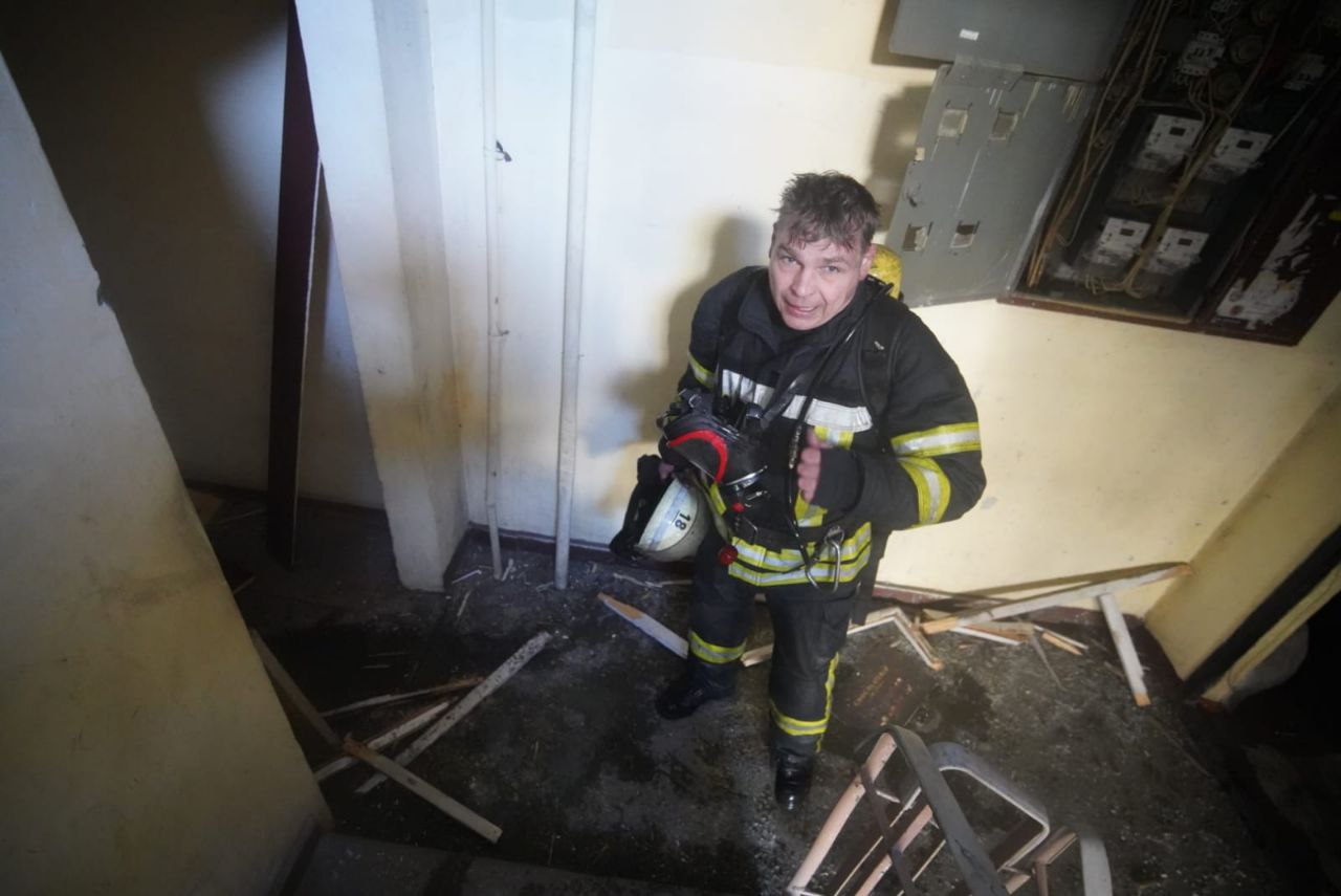 У Києві уламки ракети потрапили до житлового будинку.