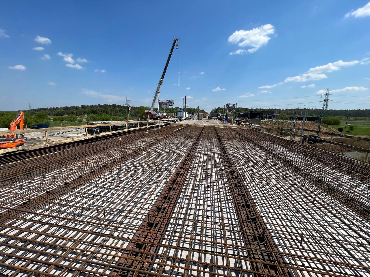 Рух відбудованим мостом у Стоянці під Києвом відкриють наприкінці травня.