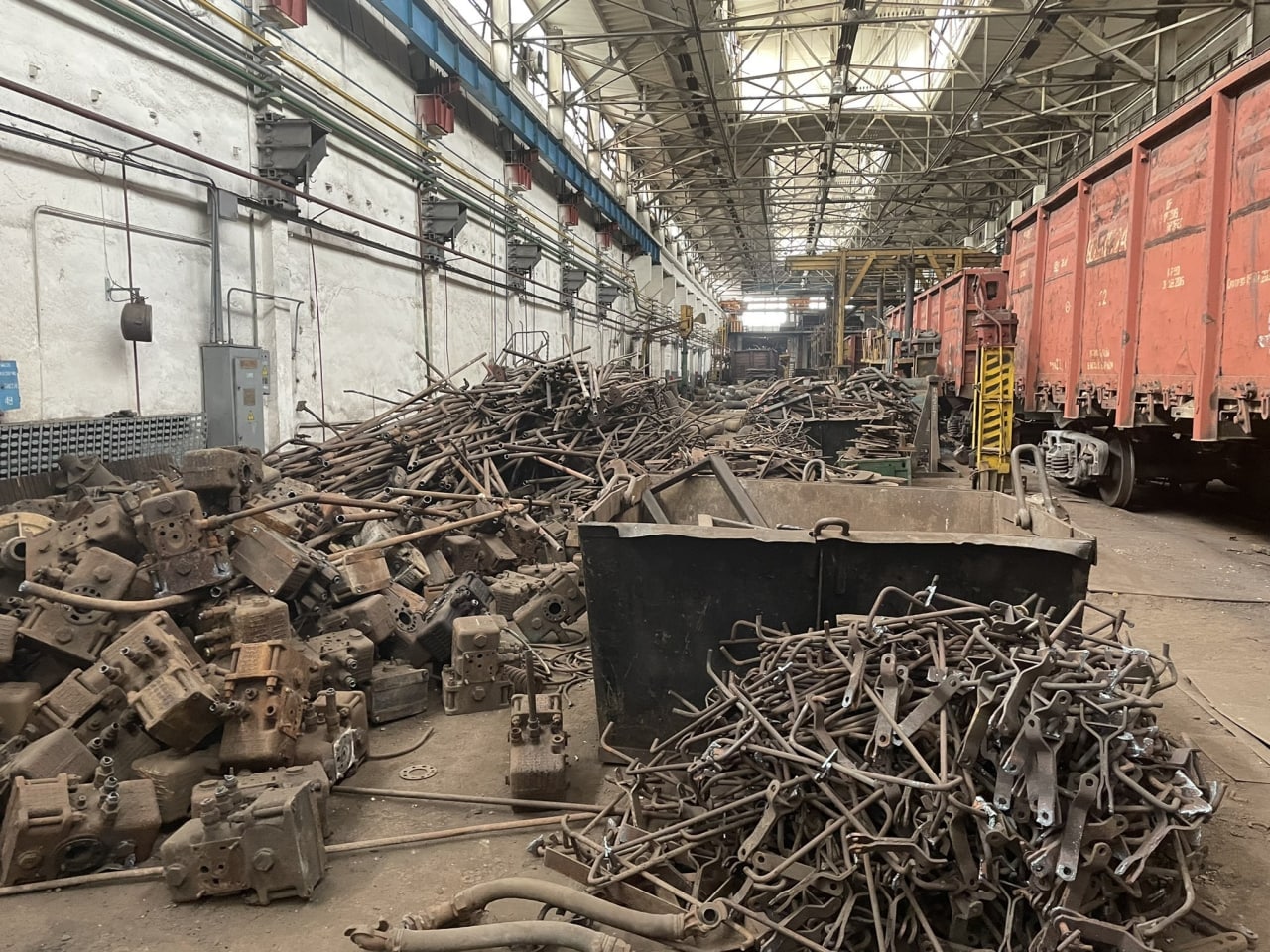 Який вигляд має Дарницький вагоноремонтний завод після ракетного обстрілу.