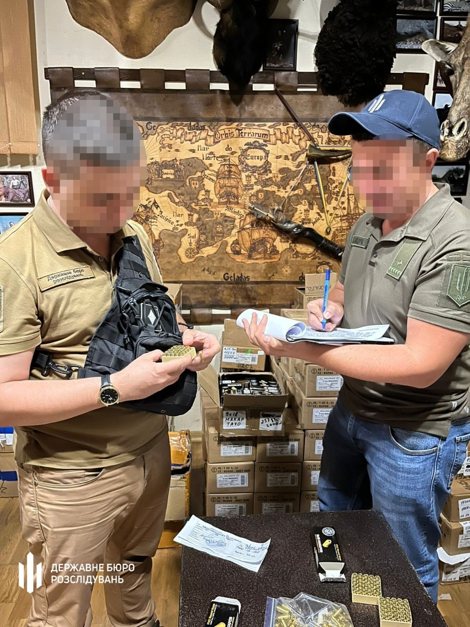 У Києві мережу військових магазинів намагалися продати гуманітарку для ЗСУ, - ГБР.