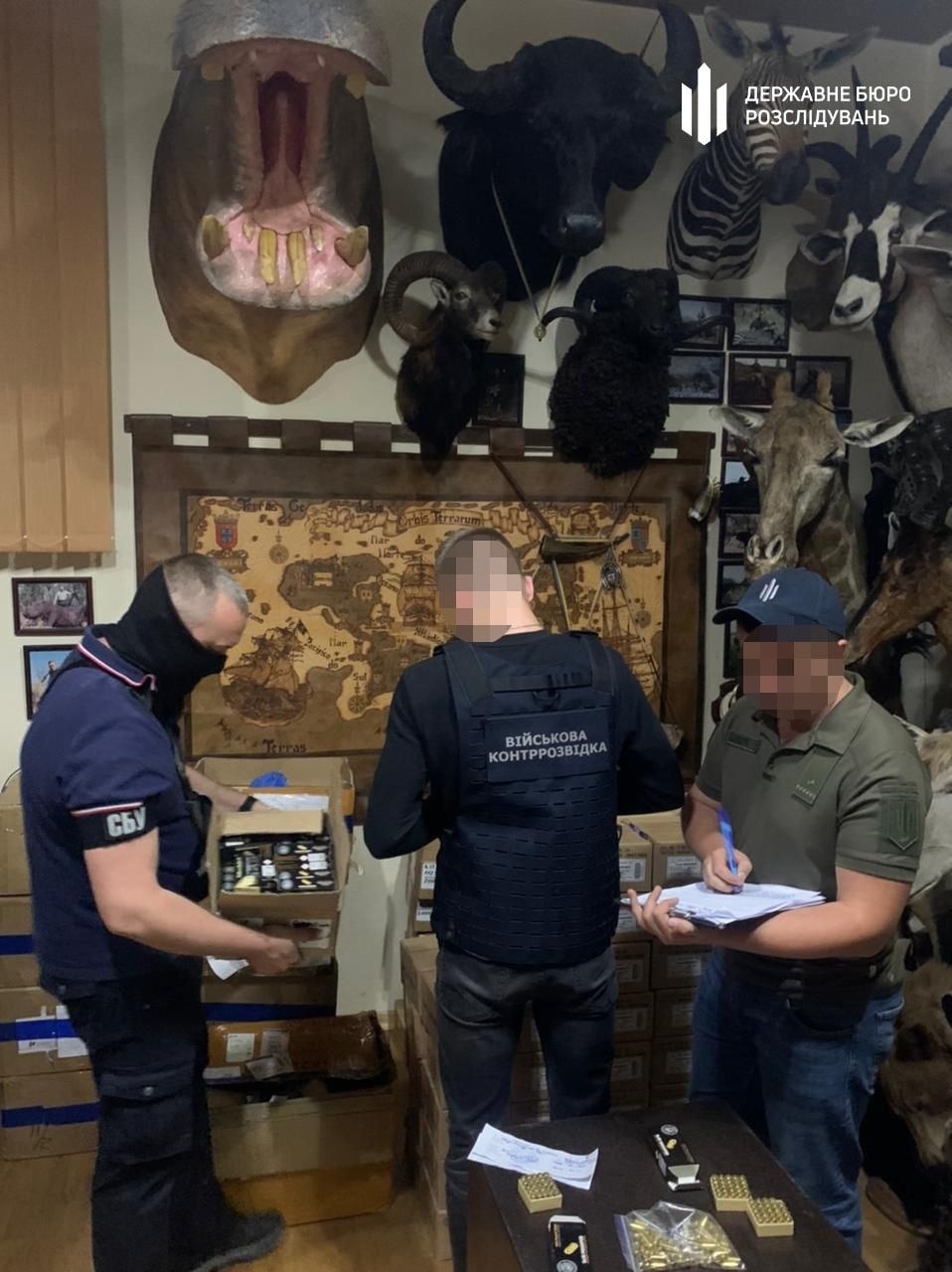 У Києві мережу військових магазинів намагалися продати гуманітарку для ЗСУ, - ГБР.