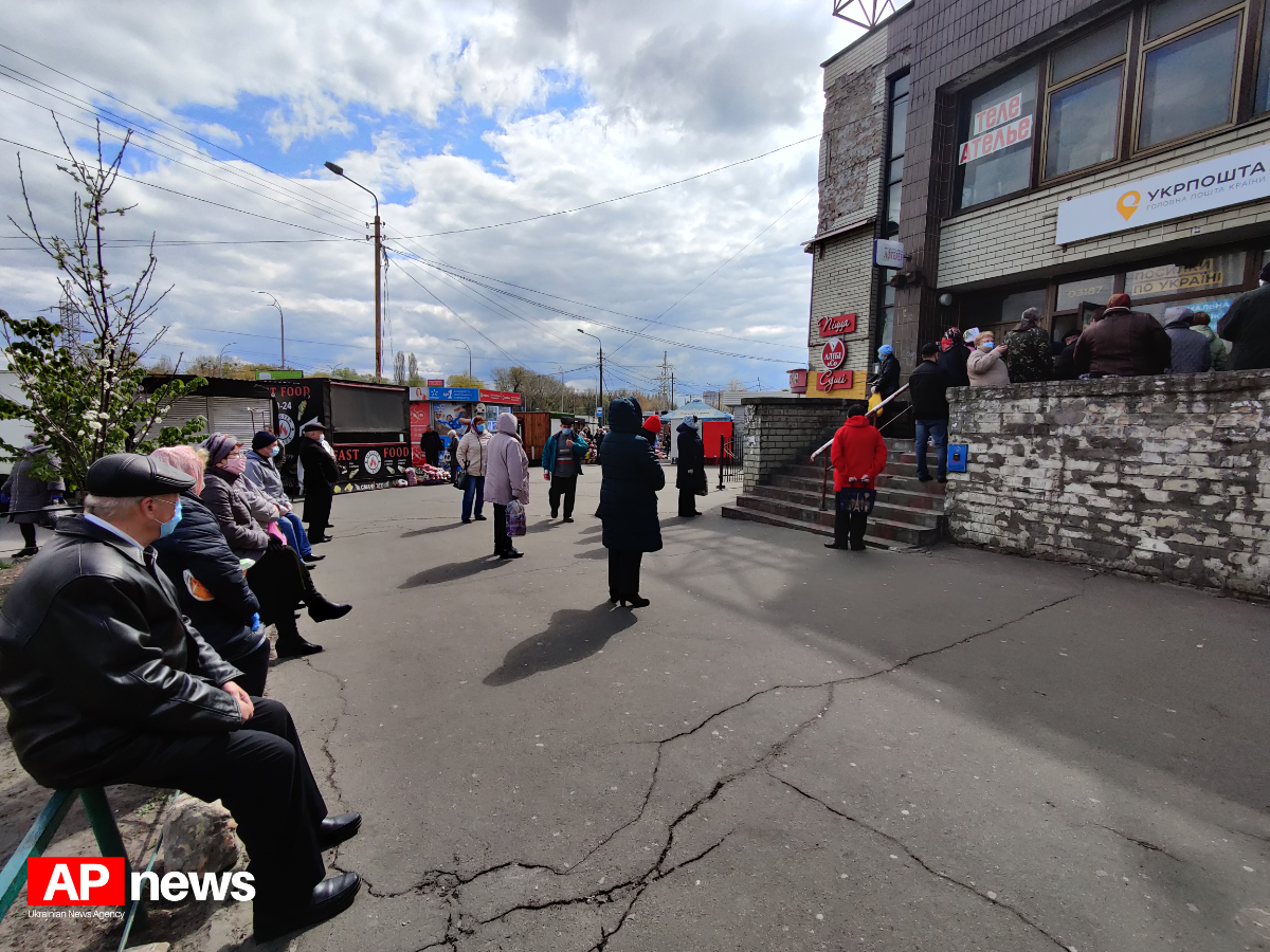 Карантин подождет: возле отделении "Укрпочты" выстраиваются очереди пенсионеров фото 1