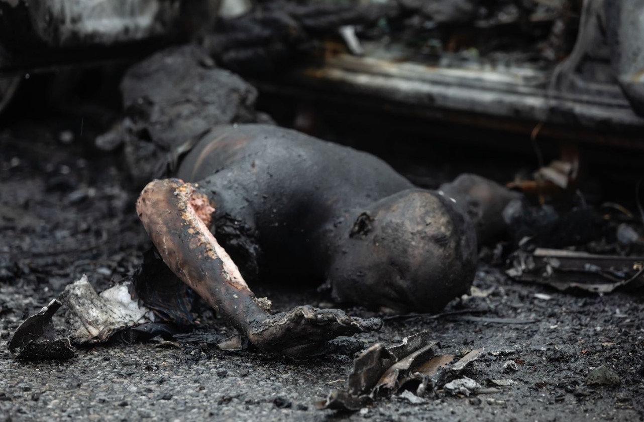 Погибшие жители на шоссе в 20 километрах от Киева - фото: Mykhaylo Palinchak / SOPA Images / Scanpix / LETA